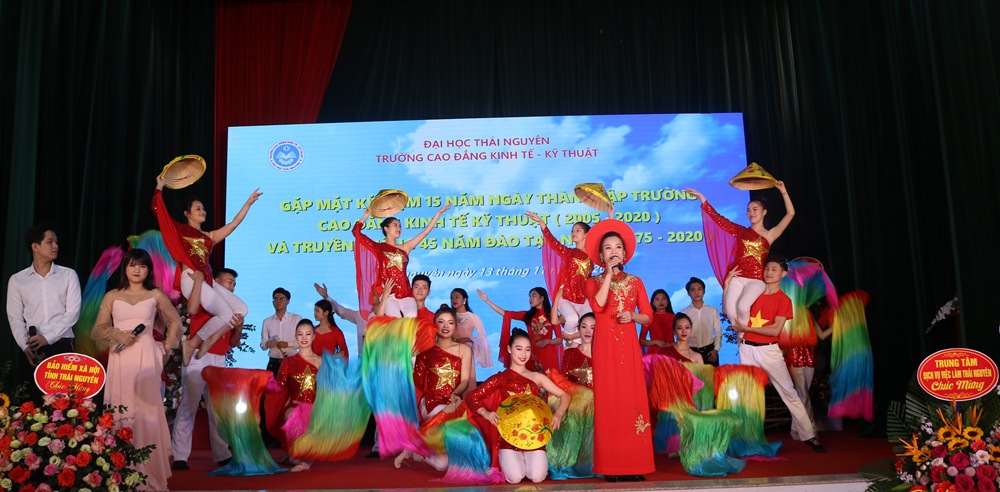 hoạt động ngoại kho&aacute; của sinh vi&ecirc;n